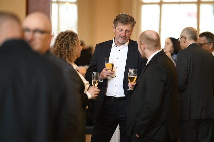 Claus Meinert (Mitte), Chefredakteur der „Tiroler Krone“, mischte sich unter die Gäste.