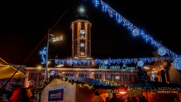 Adventmärkte wie jener in St. Pölten sorgen für eine tolle Stimmung und ziehen viele Besucher an ...