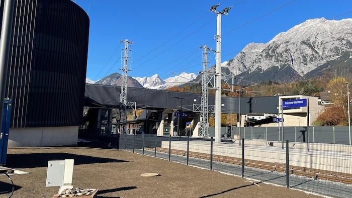 Die Brücke über die Gleise und in Richtung Fritzens wurde zugemacht.