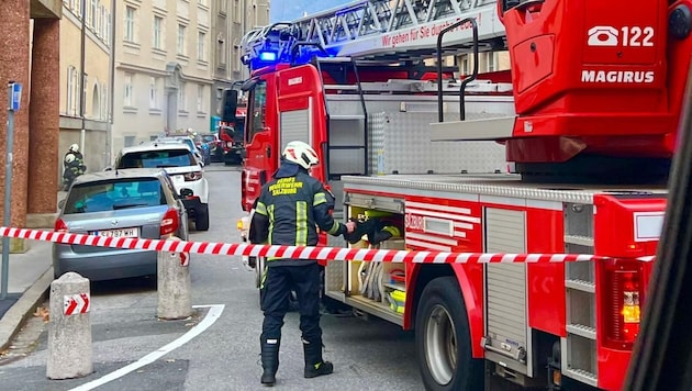 Die Berufsfeuerwehr rückte aus und sperrte den Brandort ab
