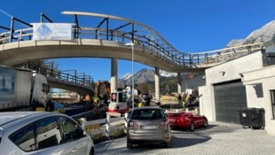 Die Radbrücke kommt dem Grund der Firma Seelos sehr nah: Beim Lokalaugenschein wurde oben ...