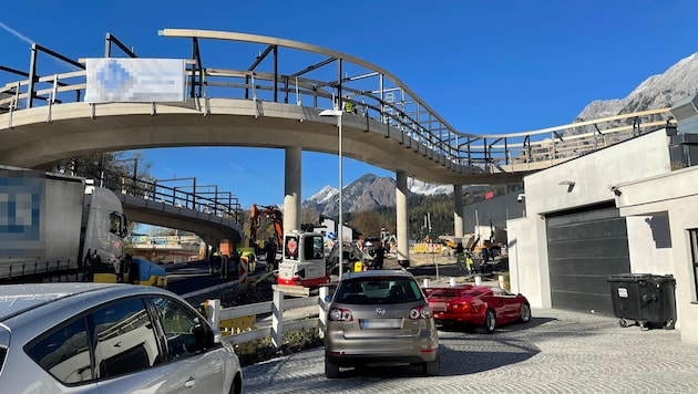 Die Radbrücke kommt dem Grund der Firma Seelos sehr nah: Beim Lokalaugenschein wurde oben ...
