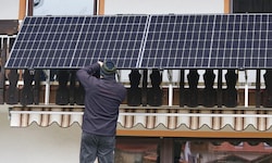 Ein Balkonkraftwerk liefert bis zu 800 Watt