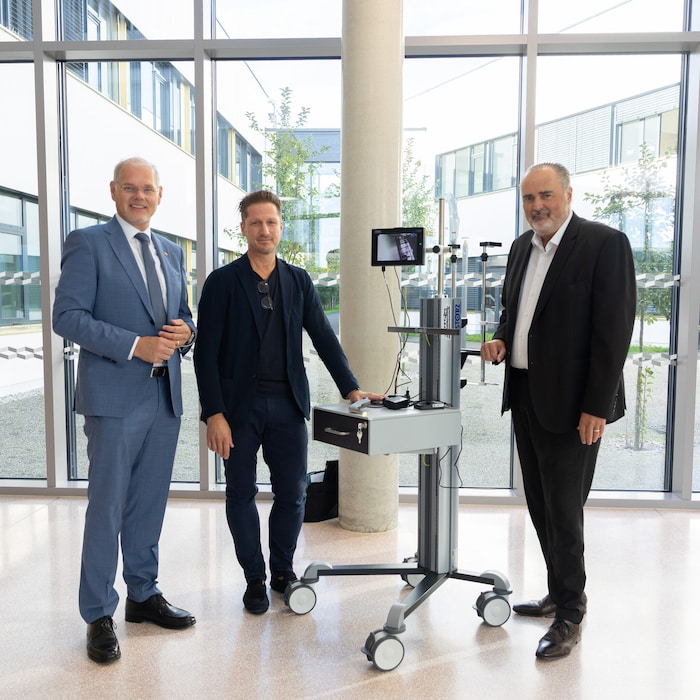 Landeshauptmann Hans Peter Doskozil mit Primarius Ernst Prethaler und Gesundheitsmanager Franz ...