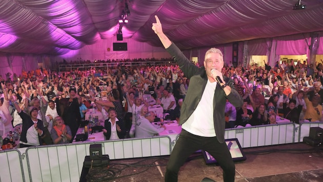 Regelmäßig kommen Fans auf den Schlagersänger zu, die glauben, mit ihm eine Fernbeziehung zu ...