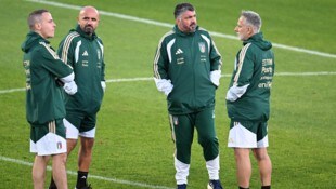Italien-Nationalteamtrainer Gennaro Gattuso (2.v.r.) und sein Staff schauen etwas nervös in die ...