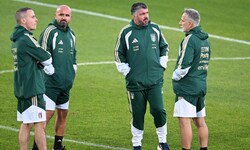 Italien-Nationalteamtrainer Gennaro Gattuso (2.v.r.) und sein Staff schauen etwas nervös in die ...