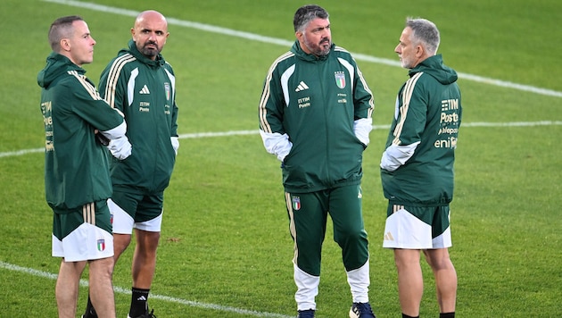 Italien-Nationalteamtrainer Gennaro Gattuso (2.v.r.) und sein Staff schauen etwas nervös in die ...