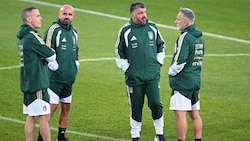 Italien-Nationalteamtrainer Gennaro Gattuso (2.v.r.) und sein Staff schauen etwas nervös in die ...