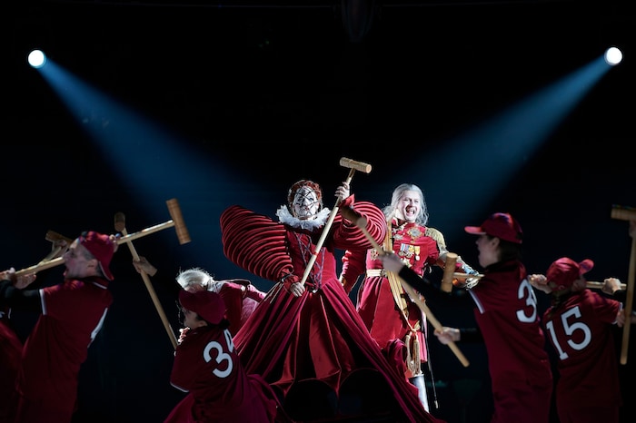 Mandy Fredrich (Herzkönigin), Levente Páll (Alter Mann II / Hummer / Frosch-Lakai / Herzkönig), ...