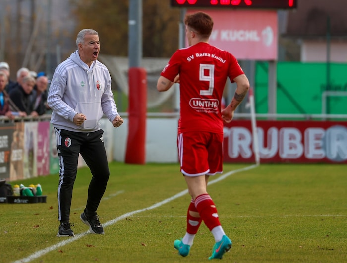 Kuchls Trainer Thomas Hofer mit Torschütze Lukas Brückler.