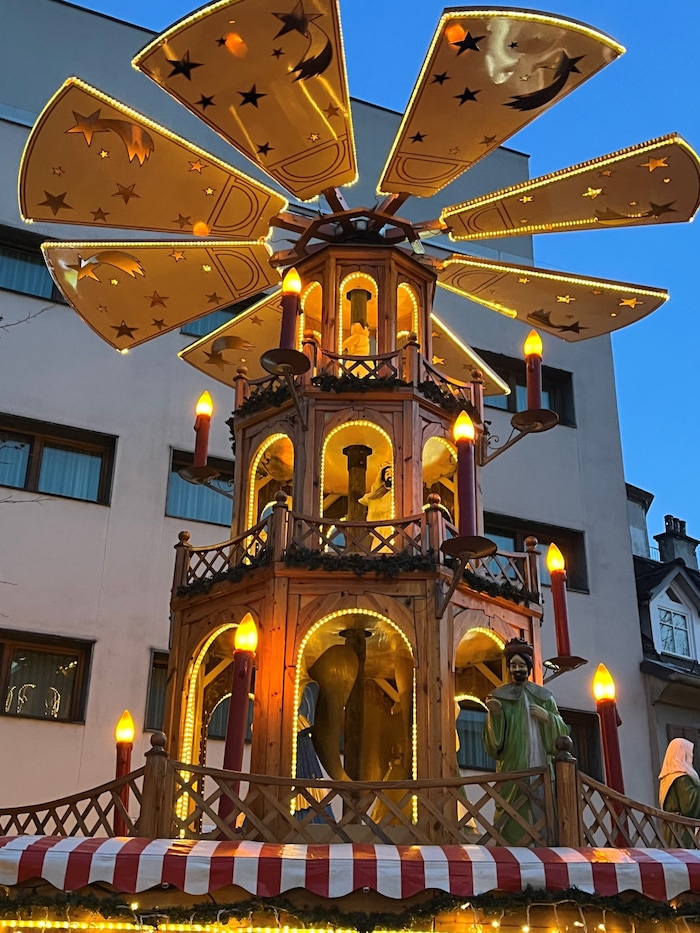 Stimmungsvoll leuchtet die riesige Pyramide.