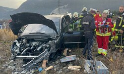 Das Auto ist ein Totalschaden.