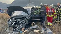 Das Auto ist ein Totalschaden.