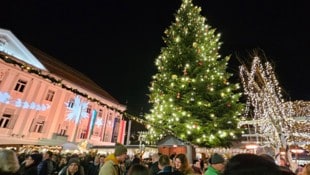 Der Weihnachtsbaum in Klagenfurt leuchtet – er ist wunderschön.