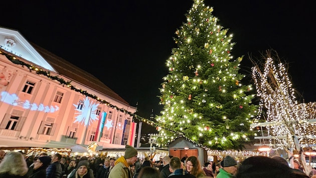 Der Weihnachtsbaum in Klagenfurt leuchtet – er ist wunderschön.