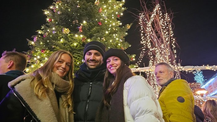 Die jungen Leute mögen die Weihnachtsmärkte.