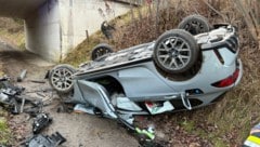Das Auto landete auf einem angrenzenden Hof am Dach.
