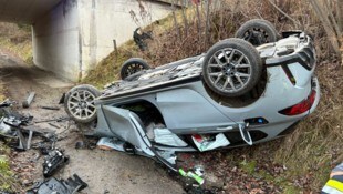 Das Auto landete auf einem angrenzenden Hof am Dach.