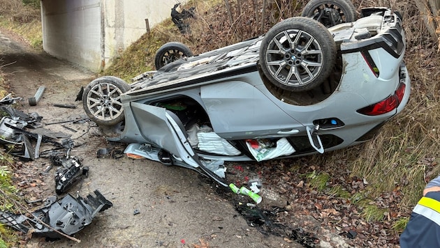 Das Auto landete auf einem angrenzenden Hof am Dach.