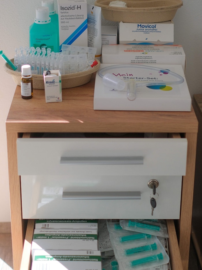 Ein Kästchen im Haus ist voll mit Medikamenten für den Einjährigen.