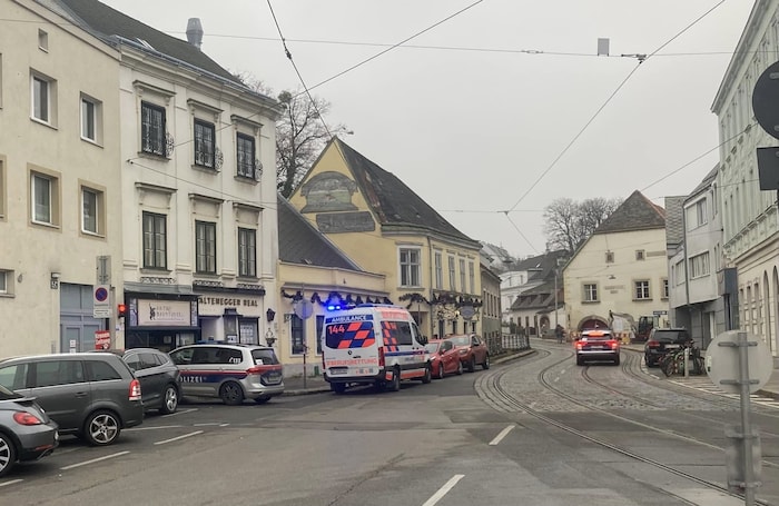 Emergency services outside the restaurant on Nußdorferplatz