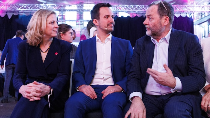 NEOS-Chefin Beate Meinl-Reisinger mit Bildungsminister Christoph Wiederkehr (MItte) und ...