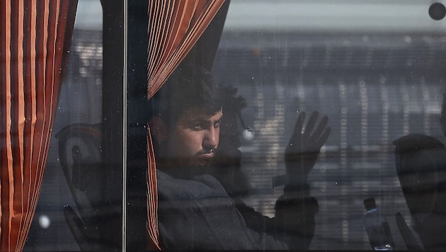 Über den Ärmelkanal nach Großbritannien eingereiste Migranten in einem Bus im Hafen von Dover