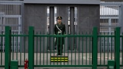 Ein chinesischer Soldat vor der japanischen Botschaft in Peking