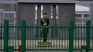 Ein chinesischer Soldat vor der japanischen Botschaft in Peking