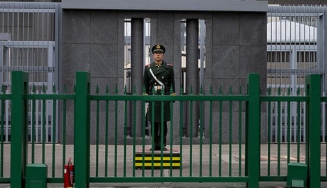 Ein chinesischer Soldat vor der japanischen Botschaft in Peking