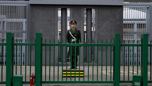 Ein chinesischer Soldat vor der japanischen Botschaft in Peking