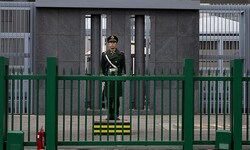 Ein chinesischer Soldat vor der japanischen Botschaft in Peking