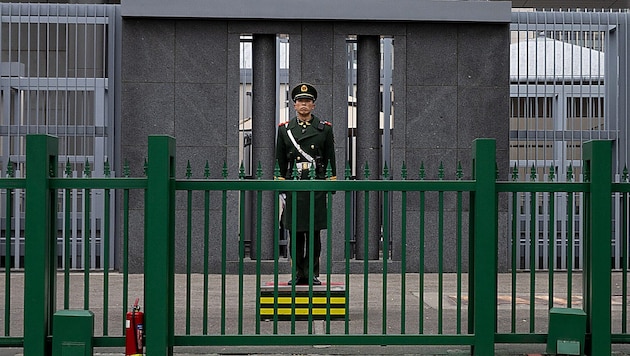 Ein chinesischer Soldat vor der japanischen Botschaft in Peking