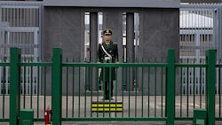 Ein chinesischer Soldat vor der japanischen Botschaft in Peking