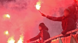 Wacker-Fans stehen im Normalfall für gute Stimmung. Am Samstag brannten bei einigen offenbar ...