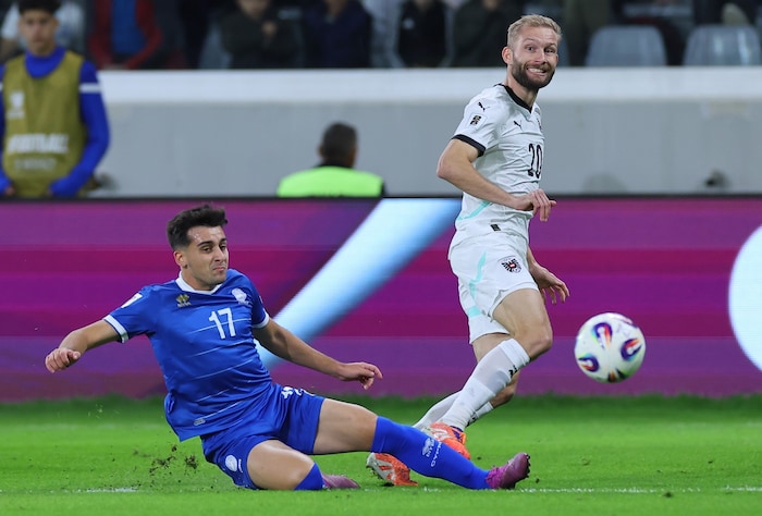 Konrad Laimer (r.) wurde als Linksverteidiger eingesetzt.