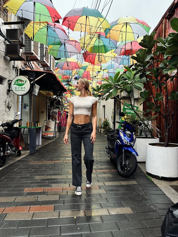 Lia beim Bummel in Malaysia nach dem Wettkampf.