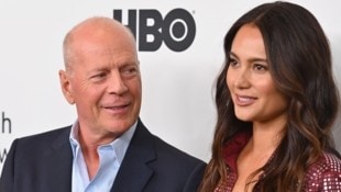 Bruce Willis mit seiner Ehefrau Emma Heming Willis im Jahr 2019 bei einer Filmpremiere in New ...