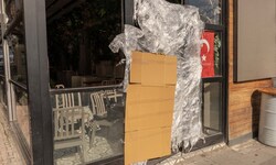 Neben einer türkischen Flagge sollen Pappe und Plastikfolie den Eingang zu einem türkischen ...