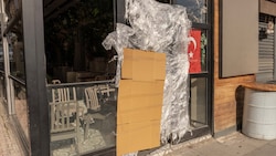 Neben einer türkischen Flagge sollen Pappe und Plastikfolie den Eingang zu einem türkischen ...