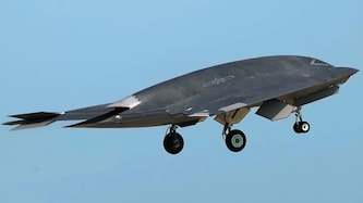 Genau wie die US-Tarnkappenbomber der B-2- und B-21-Reihe verzichtet der „Mysteriöse Drache“ auf ...