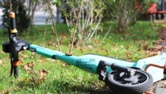 Der E-Scooter-Fahrer kam nach dem Zusammenstoß zu Sturz (Symbolbild). 