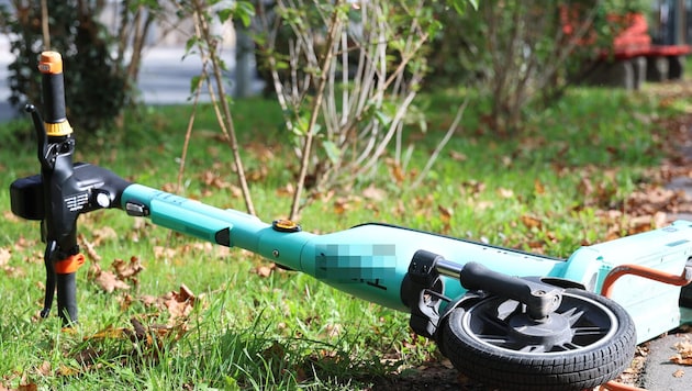 Der E-Scooter-Fahrer kam nach dem Zusammenstoß zu Sturz (Symbolbild).