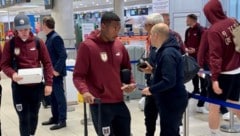 Alaba und Co. bei der Ankunft am Flughafen in Paphos