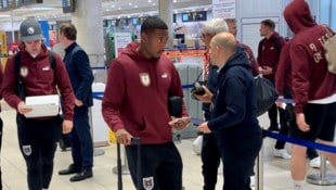 Alaba und Co. bei der Ankunft am Flughafen in Paphos