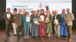 Die Botschafter der Volkskultur mit dem ARGE Volkskultur-Vorsitzenden Heimo Schinnerl und dem ...