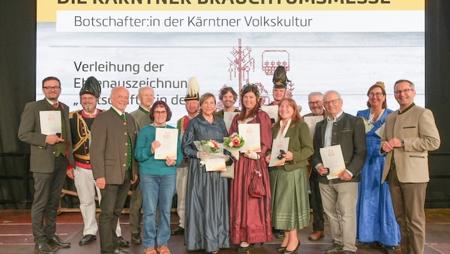 Die Botschafter der Volkskultur mit dem ARGE Volkskultur-Vorsitzenden Heimo Schinnerl und dem ...