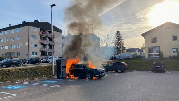 Das Auto begann an einer Ladesäule zu brennen.