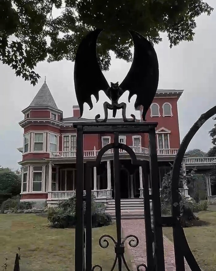 Horror-Haus mit Fledermaus